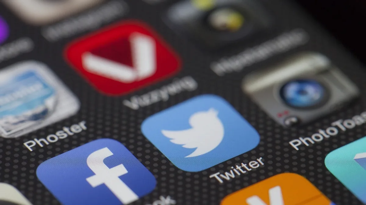 Ảnh tư liệu minh họa chủ đề social media applications mobile screen