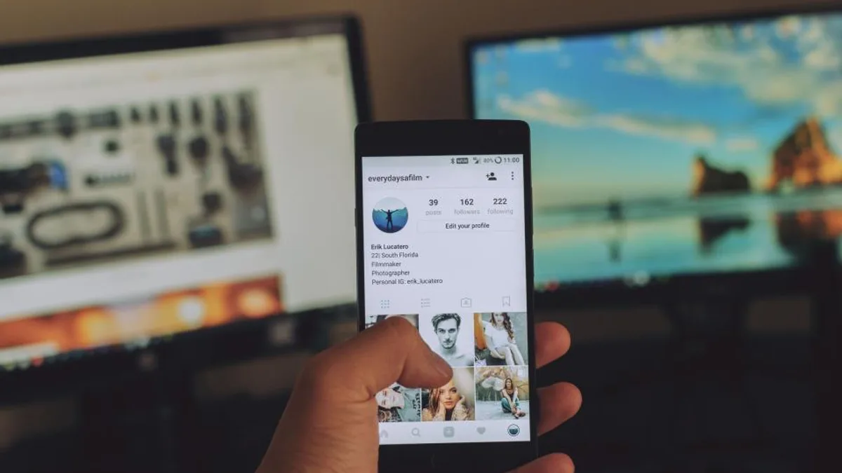 Ảnh tư liệu minh họa chủ đề social media mobile phone