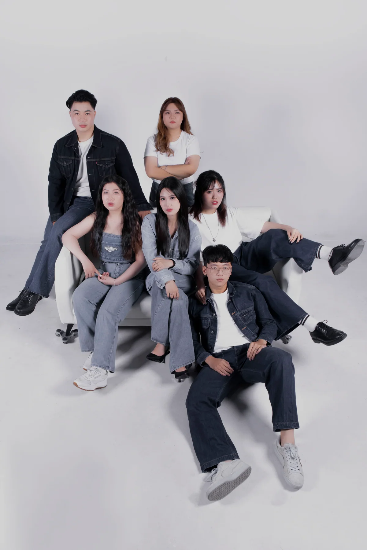 Ảnh nhóm bố cục dọc trên nền studio trắng