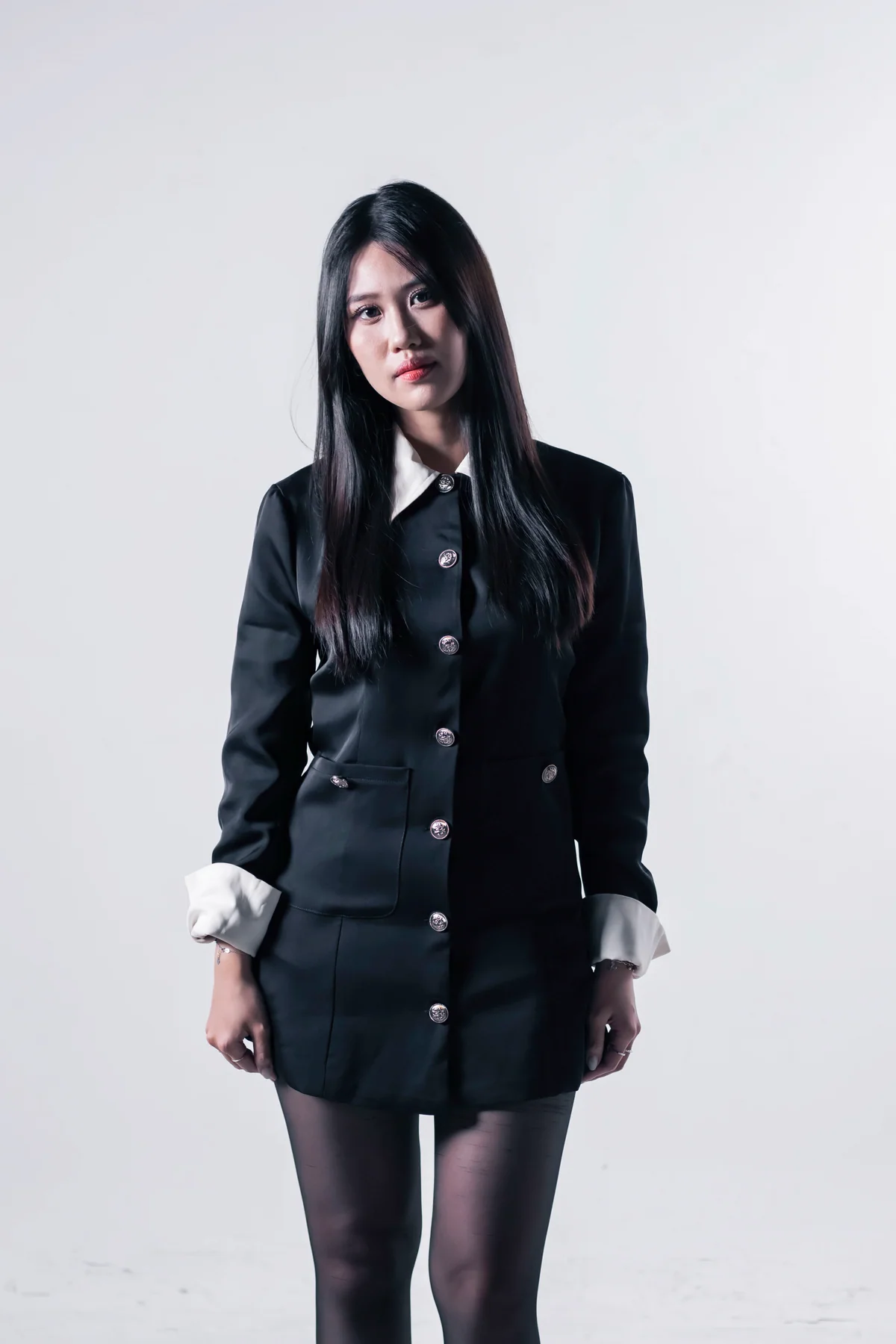 Chân dung profile nữ trên nền studio sáng