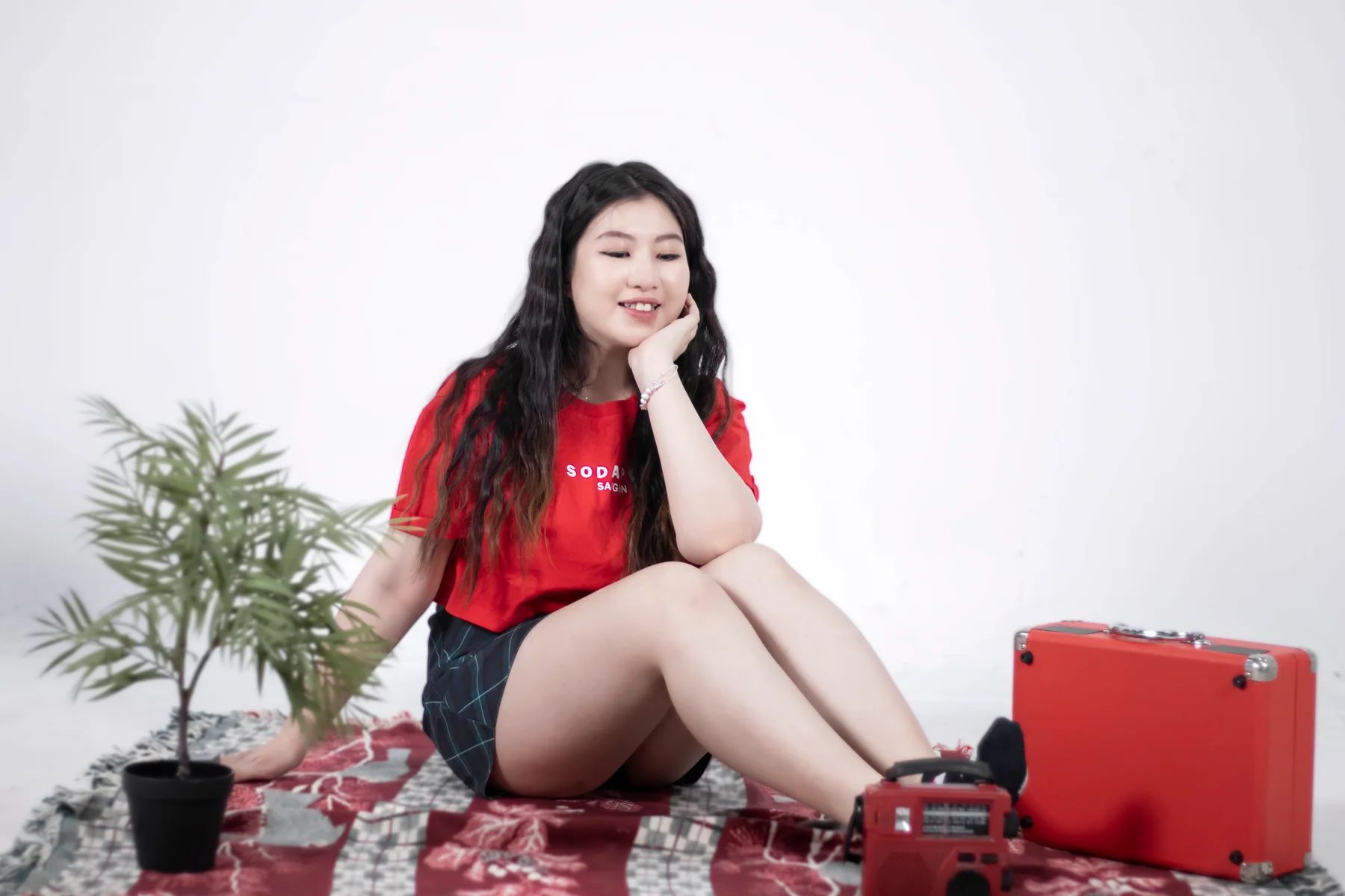 Ảnh profile phong cách năng động với trang phục đỏ