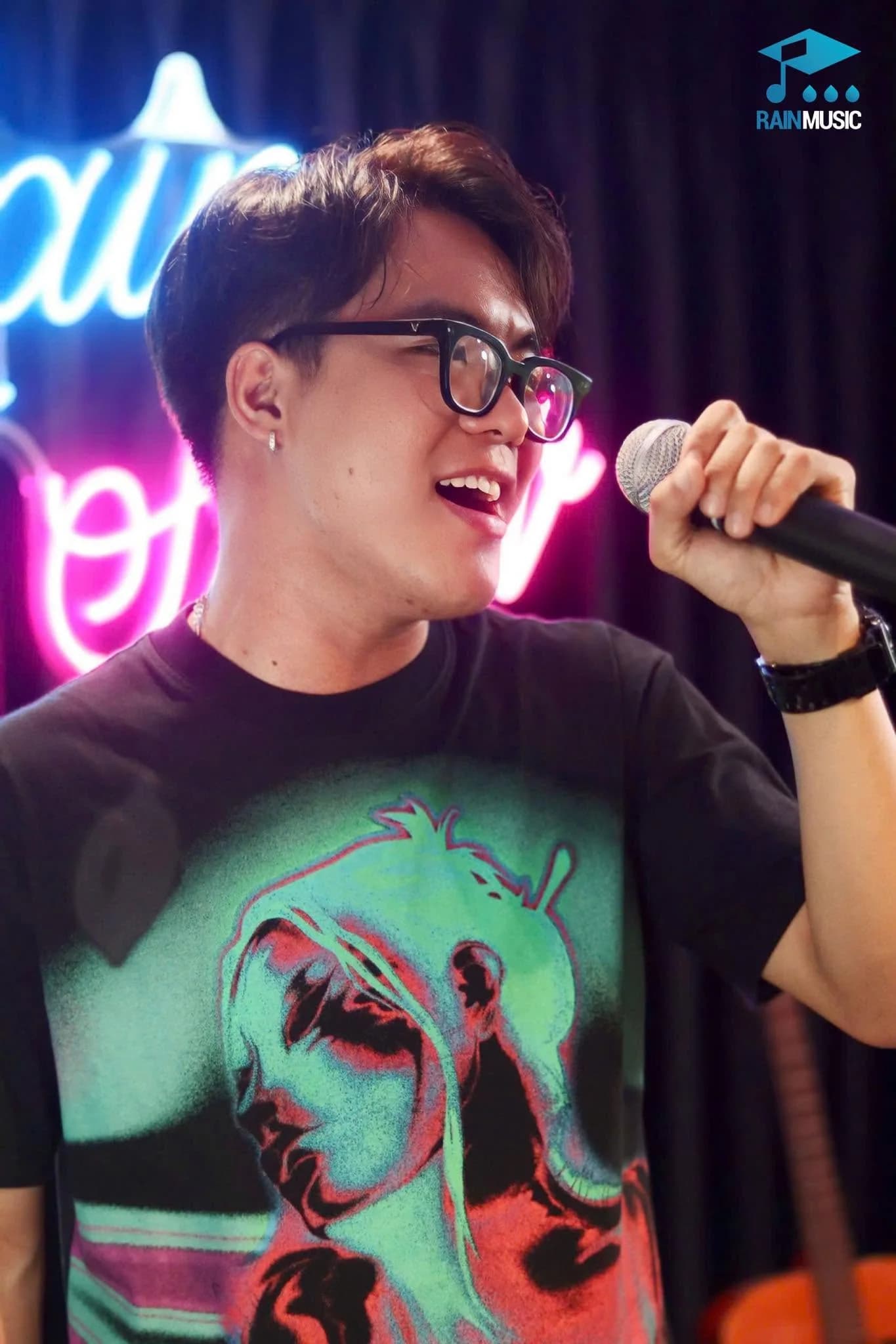 Học viên Rain Music biểu diễn với micro trên sân khấu