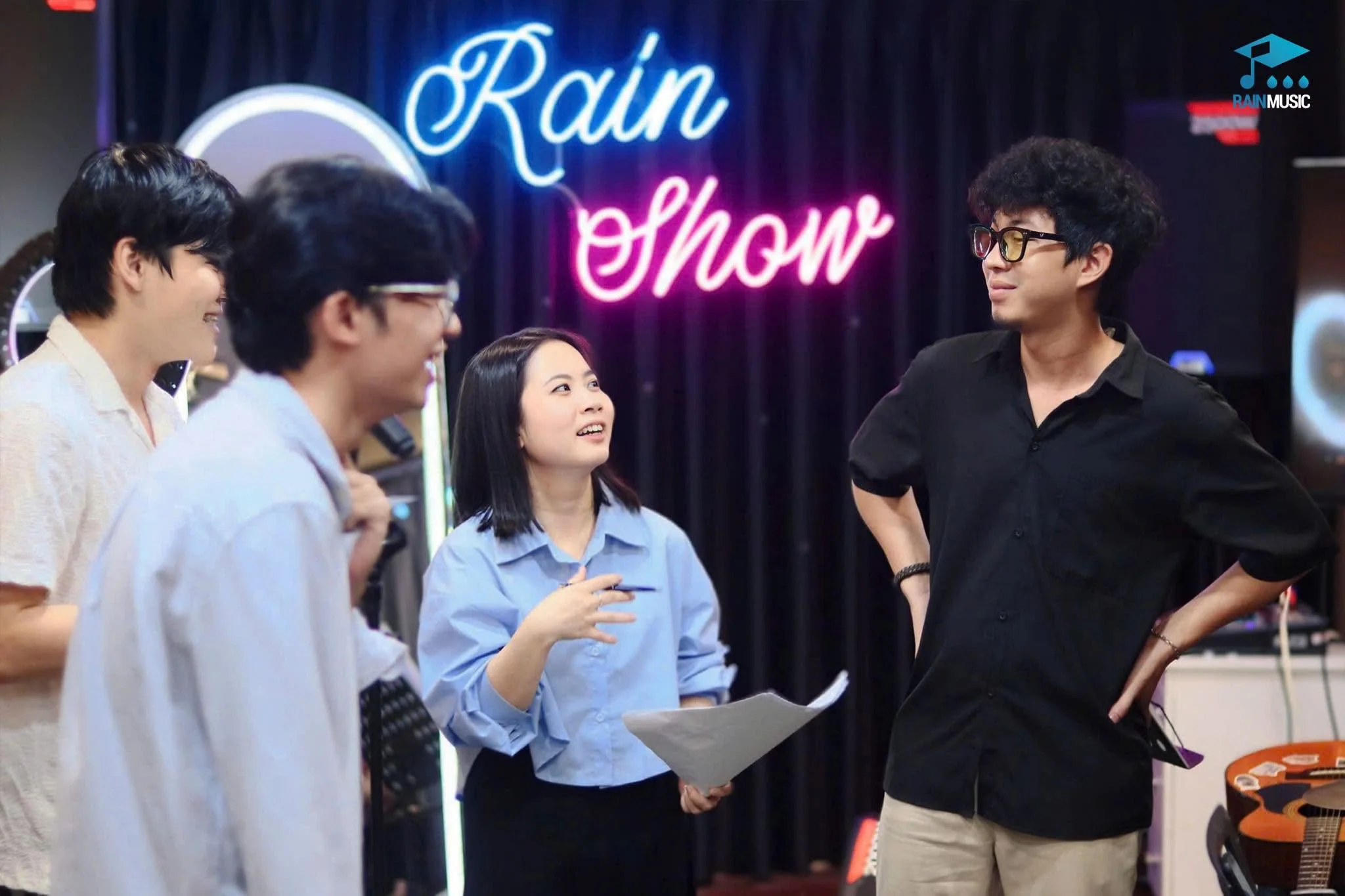 Giảng viên và học viên trao đổi trong buổi tập Rain Show