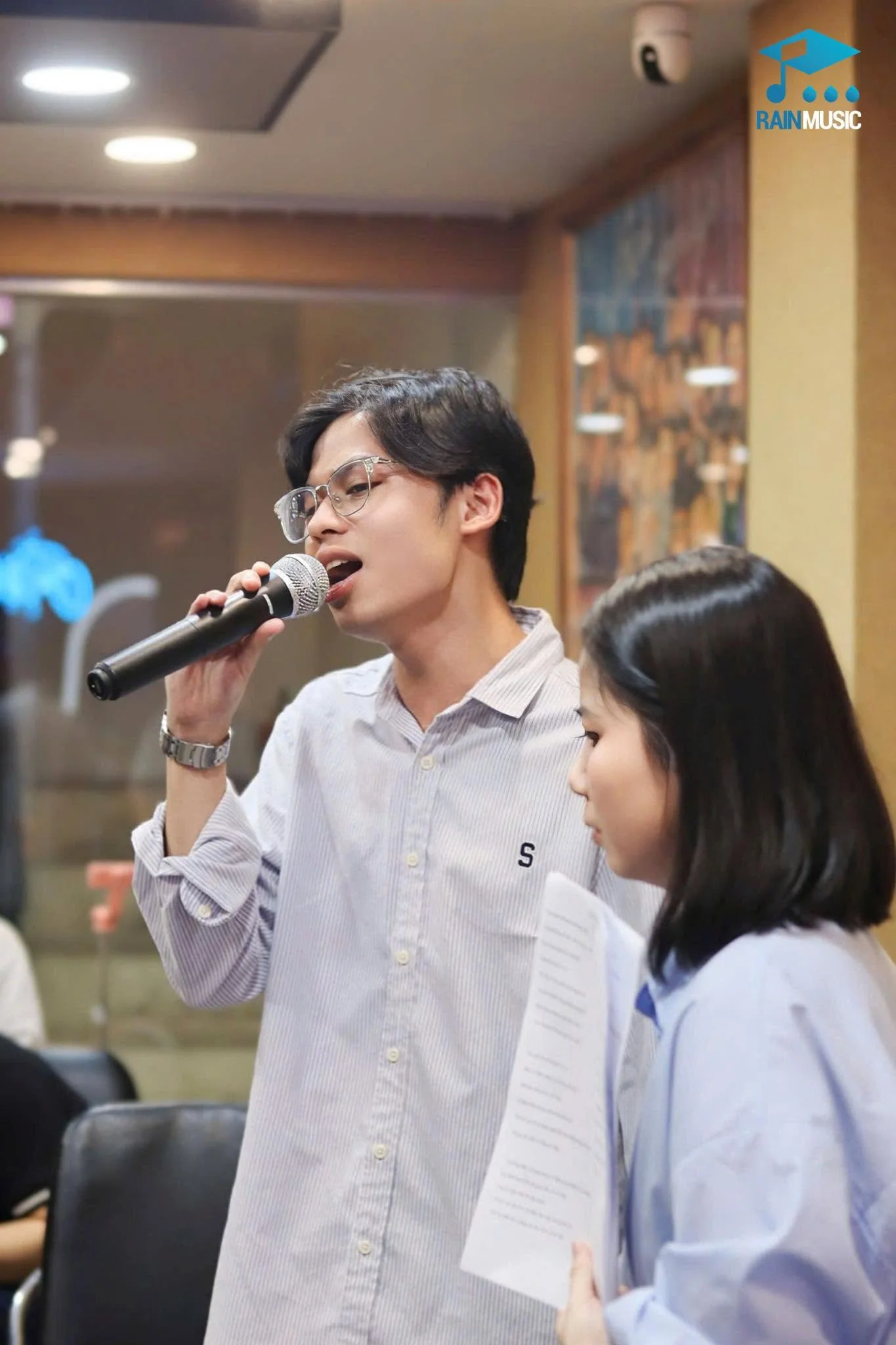 Học viên Rain Music luyện thanh cùng micro và bản nhạc