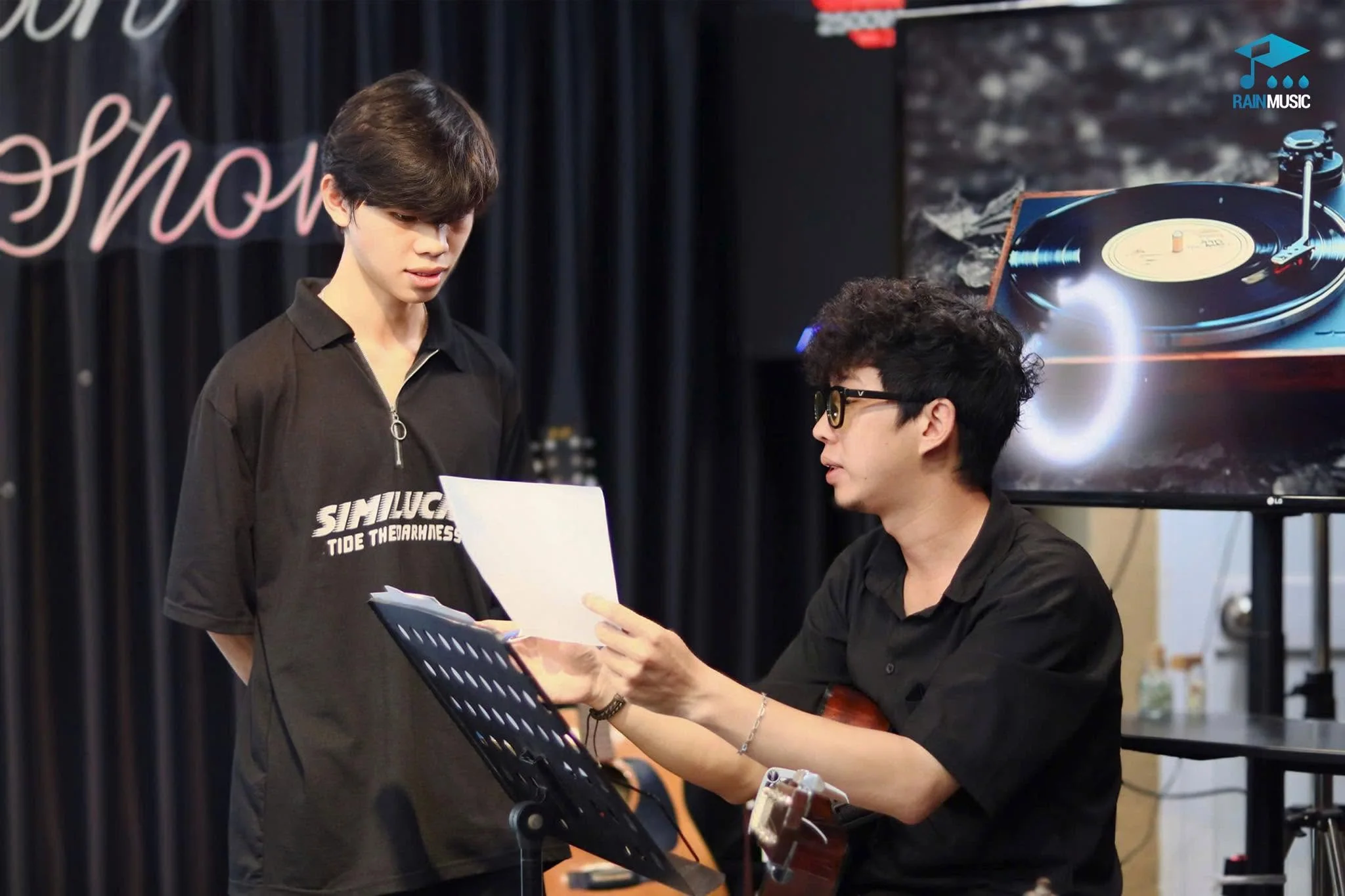 Giảng viên Rain Music hướng dẫn học viên trong buổi tập